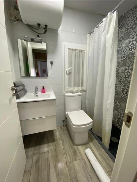 Shower, Toilet, Bathroom, towels