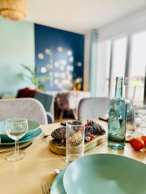 Living room, Food and drinks, Dining area, Drinks