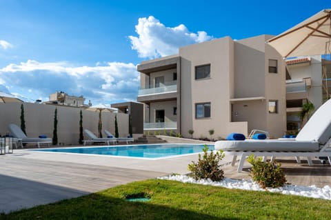 Property building, Day, Swimming pool, Swimming pool, sunbed