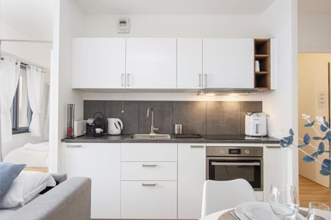 Coffee/tea facilities, Kitchen or kitchenette, Dining area, oven, stove, toaster