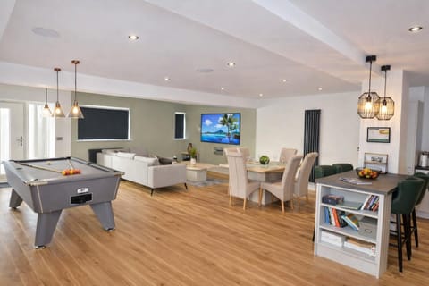 Communal lounge/ TV room, TV and multimedia, Living room, Seating area, Dining area, Evening entertainment