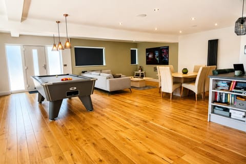 TV and multimedia, Living room, Seating area, Dining area, Evening entertainment