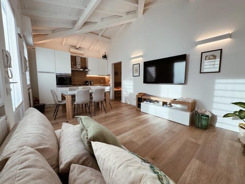 TV and multimedia, Kitchen or kitchenette, Living room, Dining area