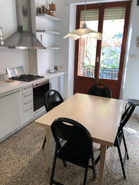 Kitchen or kitchenette, Dining area, oven, stove