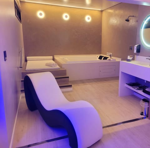 Hot Tub, Bathroom, Breakfast