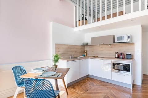 Coffee/tea facilities, Kitchen or kitchenette, Living room, Seating area, Dining area, dishwasher, oven, stove, toaster