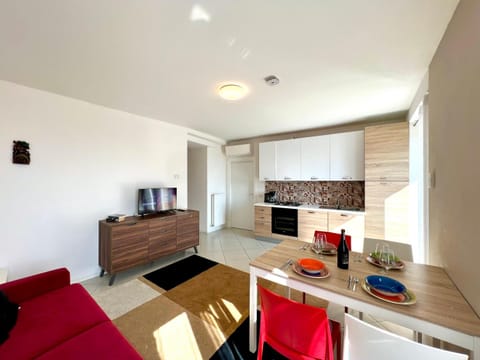 Communal lounge/ TV room, TV and multimedia, Kitchen or kitchenette, Living room, Seating area, Dining area, Evening entertainment, stove, kitchen