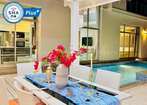 Patio, Communal lounge/ TV room, Food and drinks, Dining area, Evening entertainment, Food, Pool view, Swimming pool, sunbed