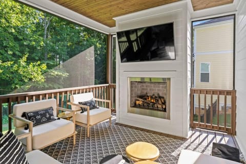 Cottage with 3 King Beds, 3 min to Marina, Fire Pit House in Tennessee