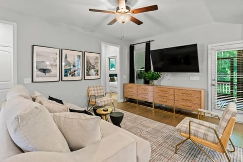 Cottage with 3 King Beds, 3 min to Marina, Fire Pit House in Tennessee