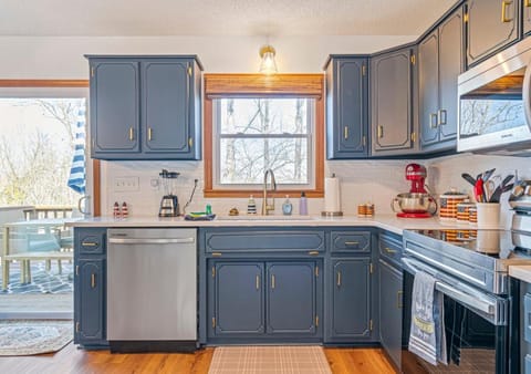 Lucky Dozen Lakehouse House in Lynchburg