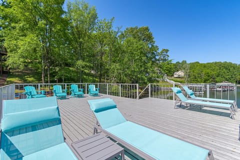 Lucky Dozen Lakehouse House in Lynchburg