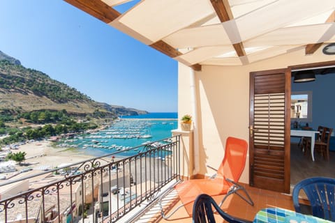 View (from property/room), Balcony/Terrace, Kitchen or kitchenette, Living room, Dining area, City view, Sea view, Street view
