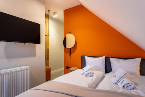 Bed, TV and multimedia, Bedroom