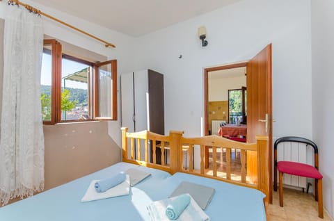 Bed, Bedroom, towels