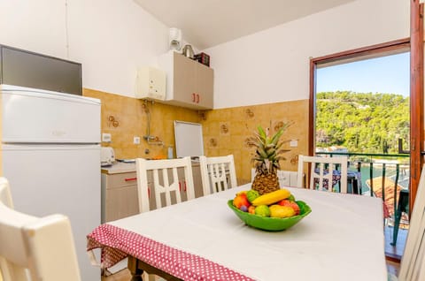 Kitchen or kitchenette, Dining area, stove