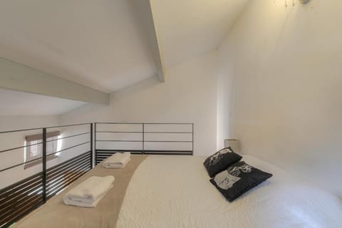 Le Mezza, Studio avec Mezzanine, Hypercentre Apartment in Villefranche-sur-Saone