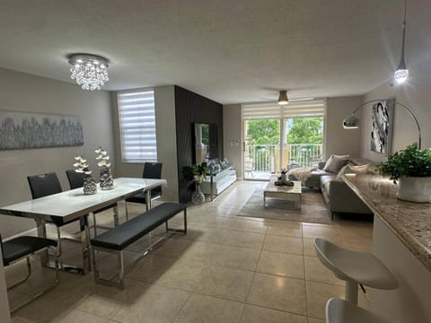 Urban Luxe Aventura 22 Retreat Apartment in Sunny Isles Beach