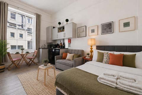Bed, Kitchen or kitchenette, Living room, Photo of the whole room, Seating area, Dining area, Bedroom, oven