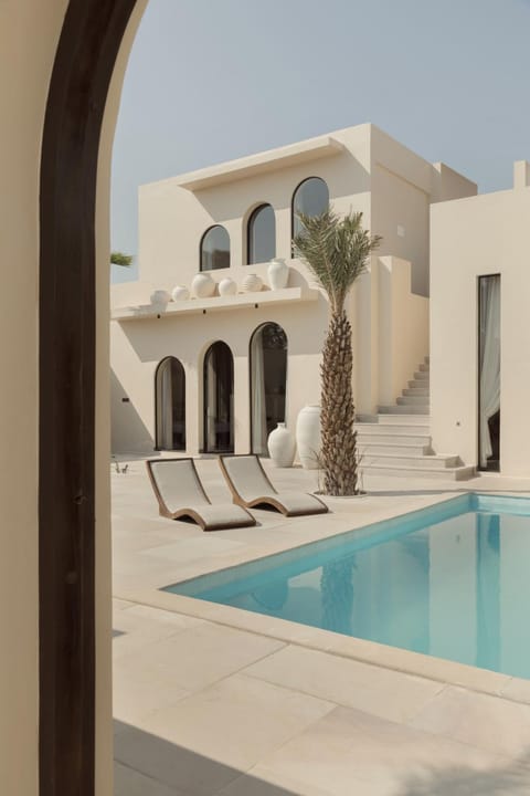 Property building, Day, Pool view, Swimming pool, Swimming pool, sunbed