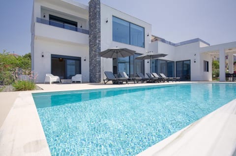 Property building, Patio, Balcony/Terrace, Dining area, Swimming pool, sunbed