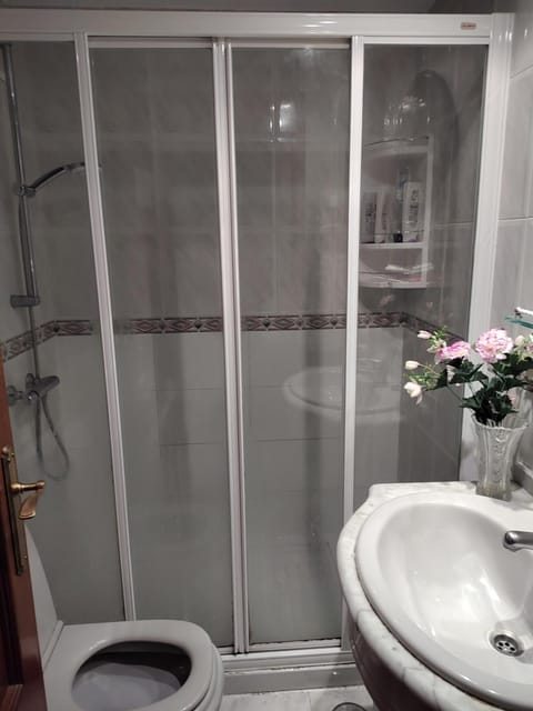 Habitación Privada Alameda de Osuna Vacation rental in Madrid