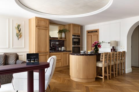 Coffee/tea facilities, Kitchen or kitchenette, Living room, Seating area, Dining area