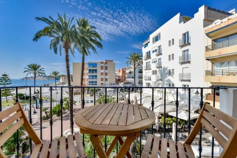 View (from property/room), Balcony/Terrace, City view, Sea view