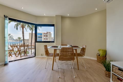 Balcony/Terrace, Dining area, air conditioner