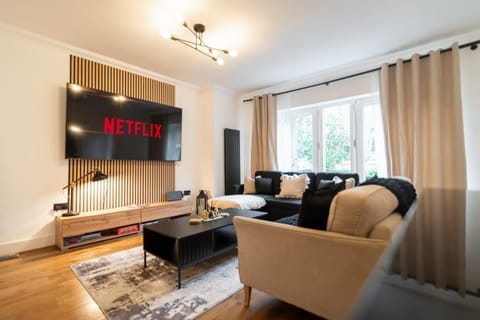 Communal lounge/ TV room, TV and multimedia, Living room, Seating area, Evening entertainment