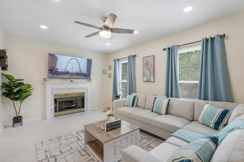 TV and multimedia, Living room, Seating area, fireplace
