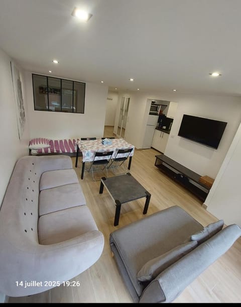 Appartement avec terrasse dans la verdure Vacation rental in Suresnes