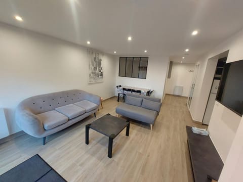 Appartement avec terrasse dans la verdure Vacation rental in Suresnes