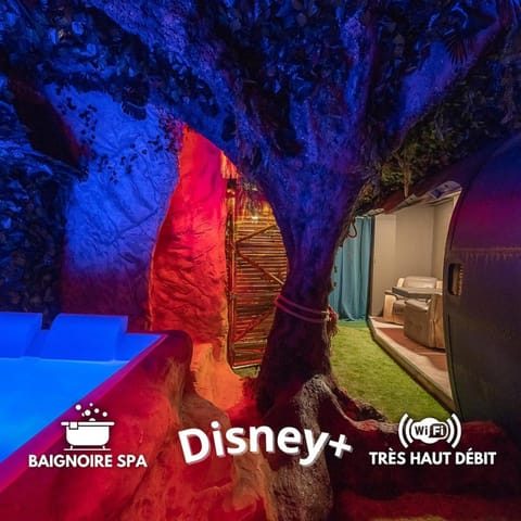 Jungle Crash Love Room Apartment in Saint-Étienne