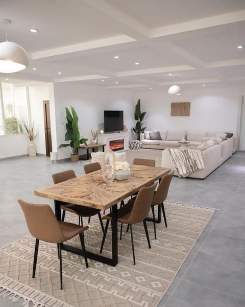 Communal lounge/ TV room, TV and multimedia, Living room, Seating area, Dining area, Evening entertainment