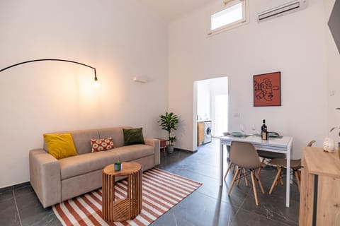 Seating area, Dining area, air conditioner