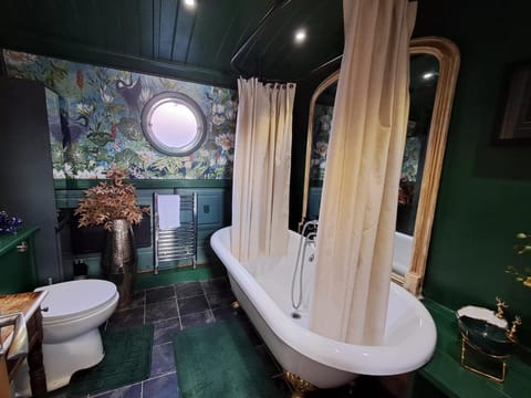 Shower, Toilet, Bathroom, Bath, heating, towels