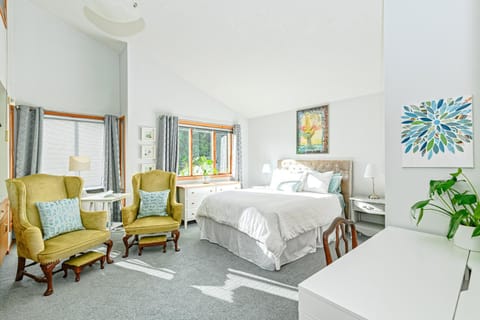 Photo of the whole room, Seating area, Bedroom