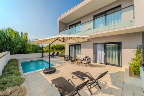 Pool view, Swimming pool, sunbed
