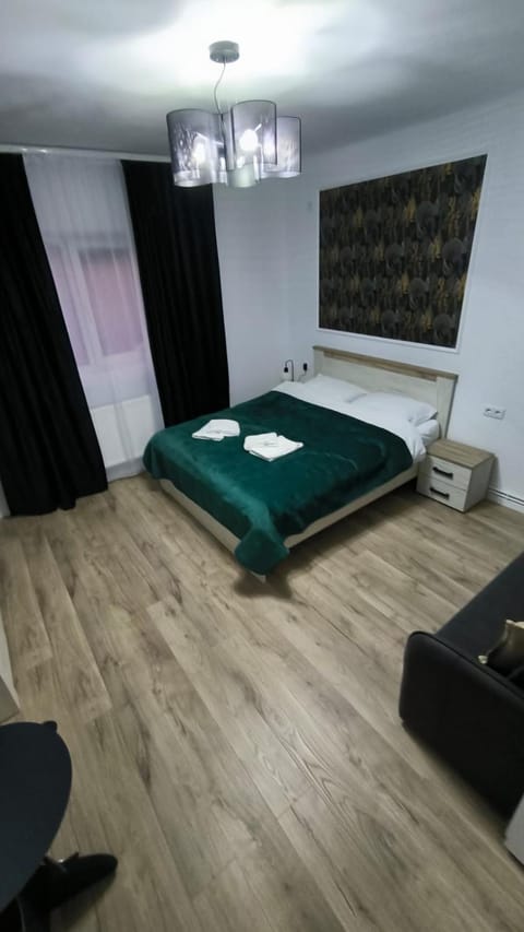 Bed, TV and multimedia, Living room, Photo of the whole room, Seating area, Bedroom