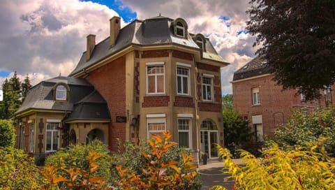 Property building, Day, Garden, Garden view