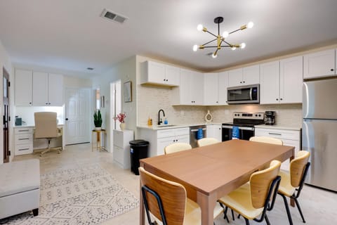 2 Mi to Canyon Lake Cottage with Fire Pit and Grill House in Canyon Lake