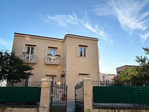 Property building, Balcony/Terrace, Parking