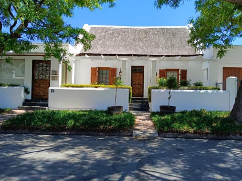 Property building, Day, Garden, Garden view, Parking