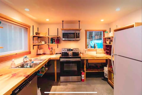 Kitchen or kitchenette, dishwasher, oven