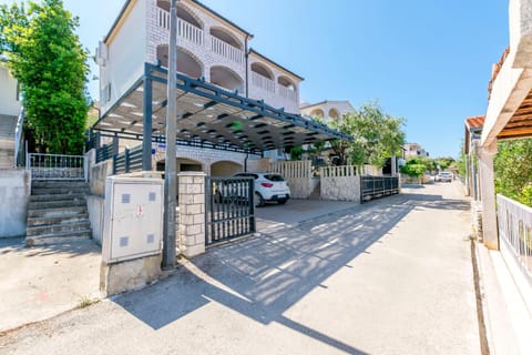 Property building, Facade/entrance