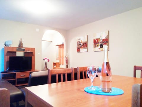 TV and multimedia, Living room, Seating area, Dining area
