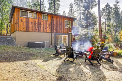 Walk to Golf, Lake Twain Harte Cabin with Fireplace Cabin in Twain Harte