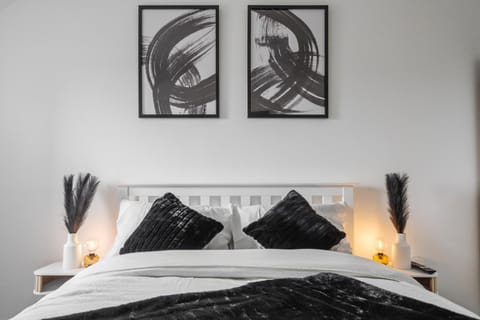 Bed, Photo of the whole room, Decorative detail, Bedroom