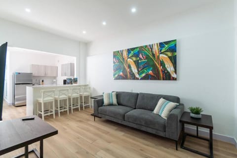 Kitchen or kitchenette, Living room, Seating area, Dining area